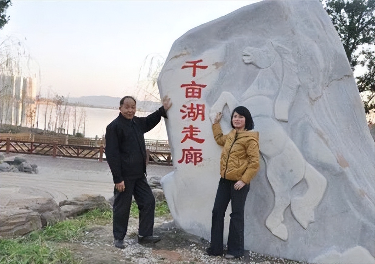 2012年湖南一38岁女教师倒追65岁二婚环卫工人，如今过得怎么样