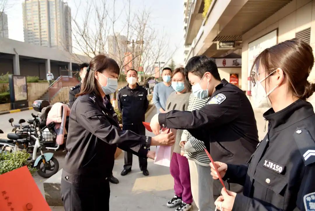 奉献在岗位 慰问到一线 | 西安公安长安分局开展“三八”国际妇女节主题慰问活动