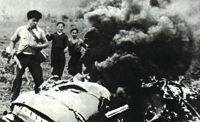 1949年,一架运钞机坠毁山野,10万银元被村民哄抢,结局如何?