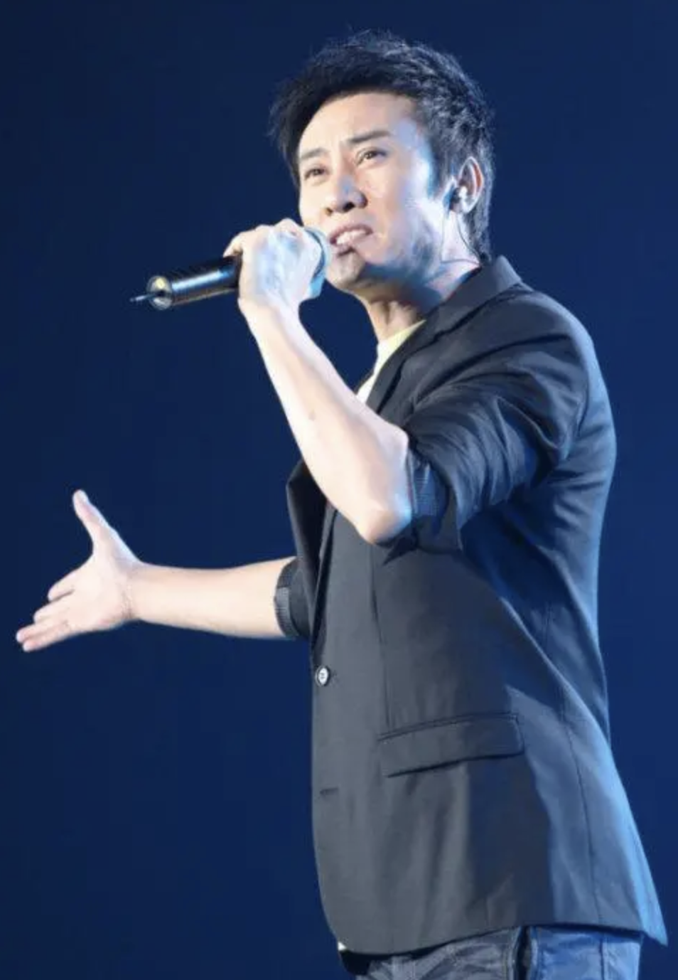 后来他演唱的经典歌曲《生日礼物》红遍大江南北,歌手江涛的名字红极