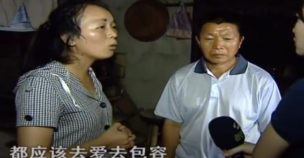 2017年，养女高考金榜题名后瞒着养父，和丢弃她的有钱爸爸相认