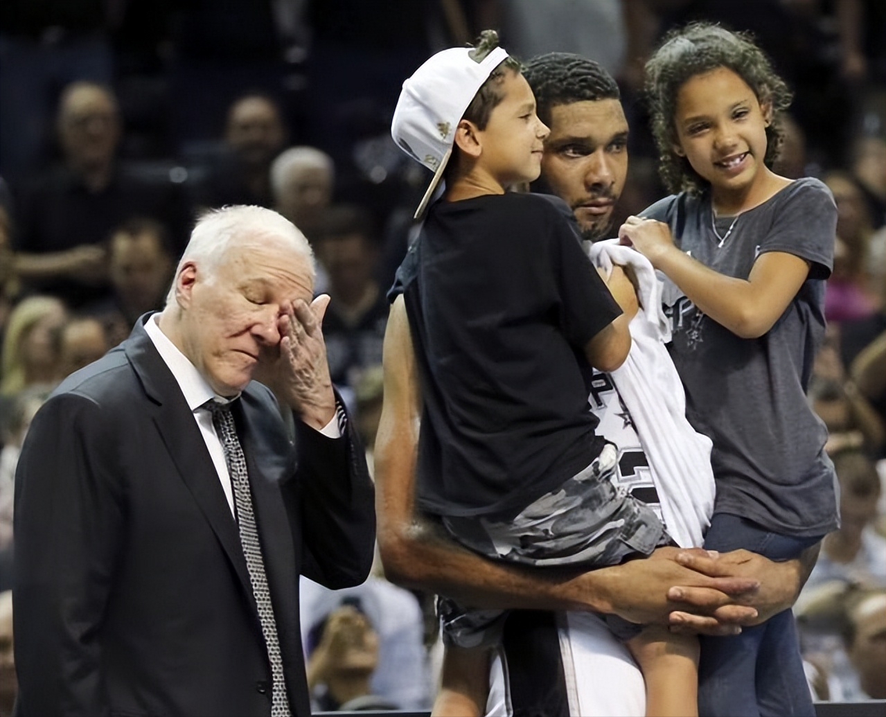 nba有哪些感人时刻(盘点NBA十大感人瞬间，科比麦迪惺惺相惜，艾弗森跪地亲吻地板)