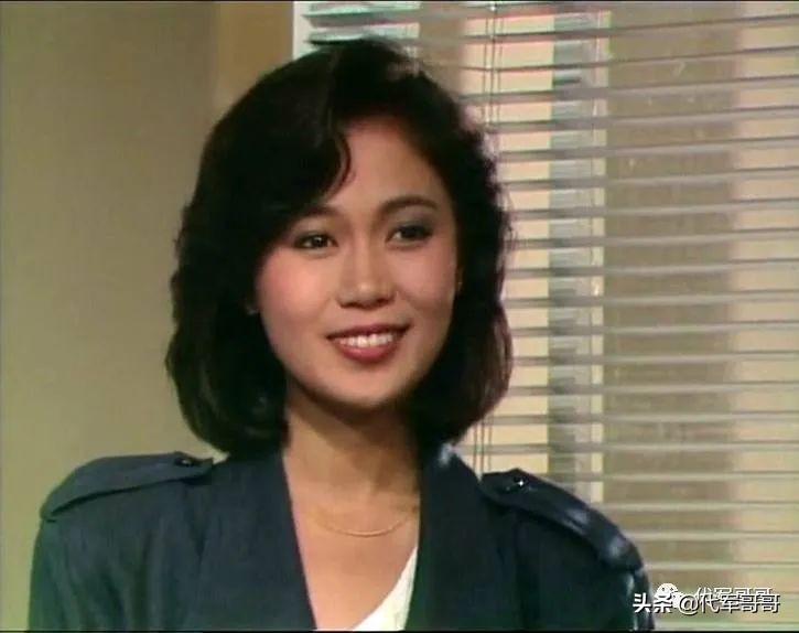 她嫁给小3岁男演员，生下一双高颜值儿女，如今58岁婚姻很幸福