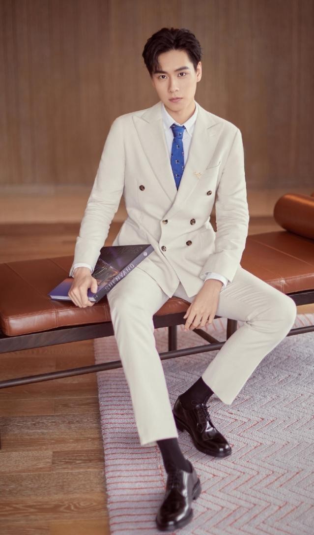 身高超过185的12位男星，个个“鹤立鸡群”，不用偷偷塞内增高