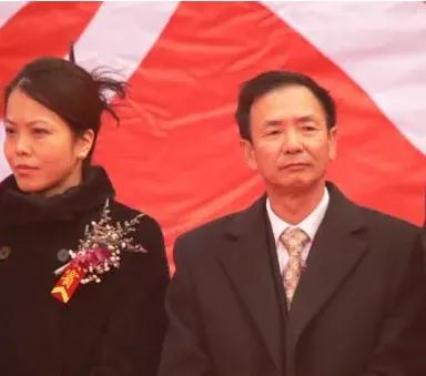 仁恒置地董事長鐘聲堅初中畢業(yè)，兩個女兒鐘思娜鐘思婉美貌不凡
