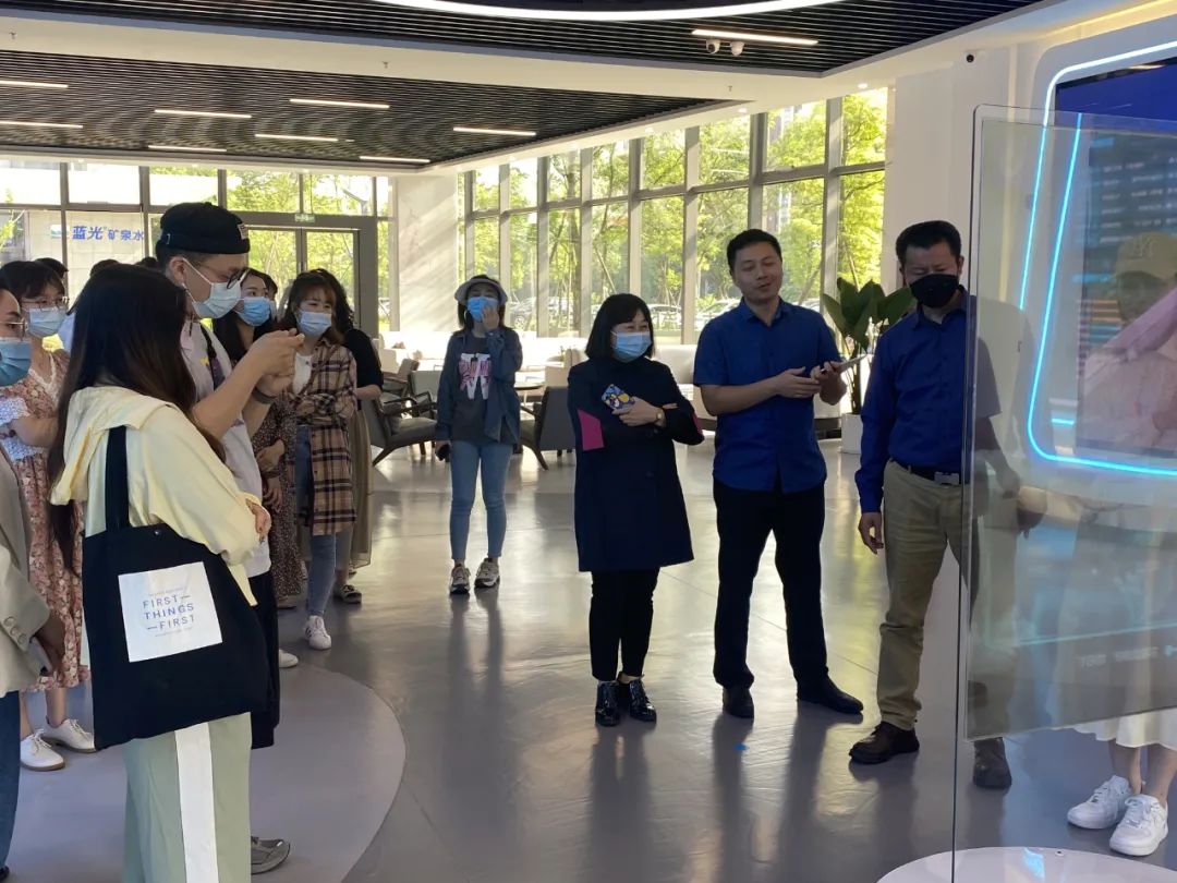 双流区实验小学外国语学校全体教师受邀到区融媒体中心参观学习