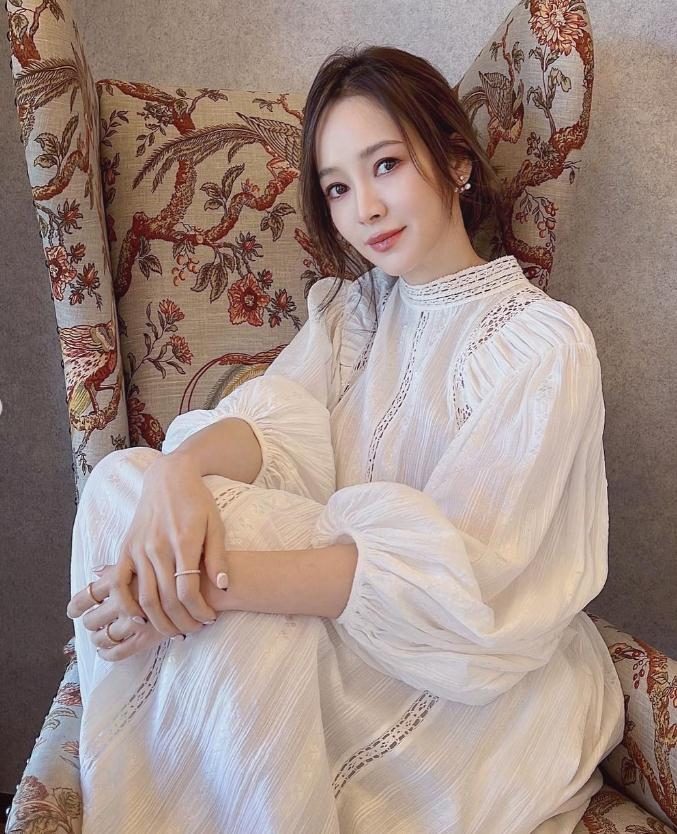 43岁侯佩岑坐游艇出海，拿香槟晒长裙美照，姐姐的状态和气质超好