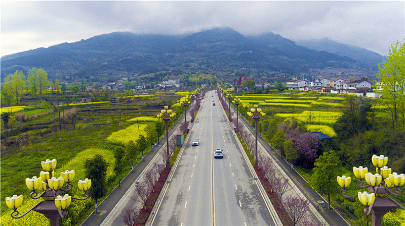 大汉山景区位于汉中市南郑区周家坪南侧是米仓山在汉中境内的主峰紧邻