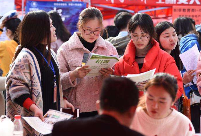 大学生平均工资（毕业生薪资冲上热搜）