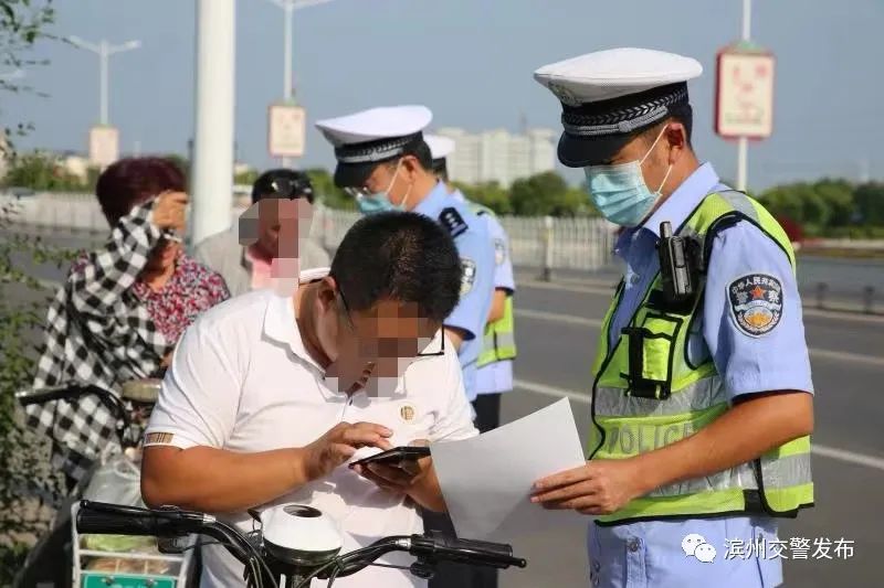 创城进行时丨先劝导再处罚，7月10日这天这些人不佩戴安全头盔被处罚，滨州交警教您如何规范佩戴头盔？