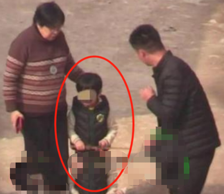 baby和儿子机场亲密互动！小海绵大胆骑箱子滑行，双脚翘起好兴奋