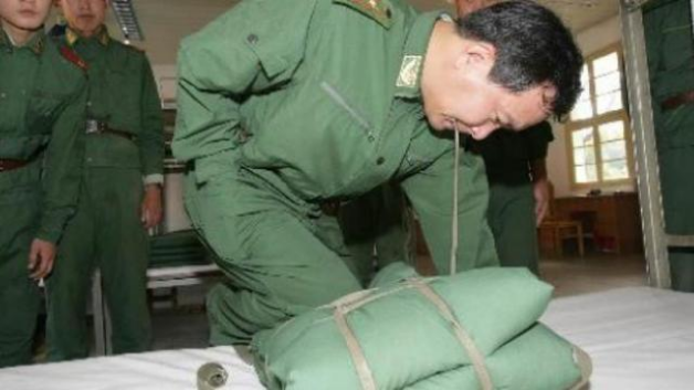 战斗英雄丁晓兵：亲手斩断右臂，插在腰间回国，享左手军礼特权