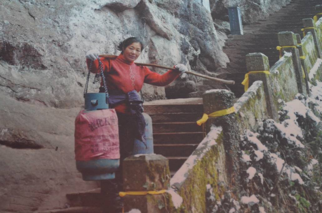 31岁不幸丧夫，做挑夫17年养育三个子女，龙凤胎同年考入重点大学