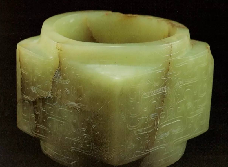 宋代金石学兴起,在仿古,拟古之风的影响下,出现了琢刻八卦纹的玉琮.