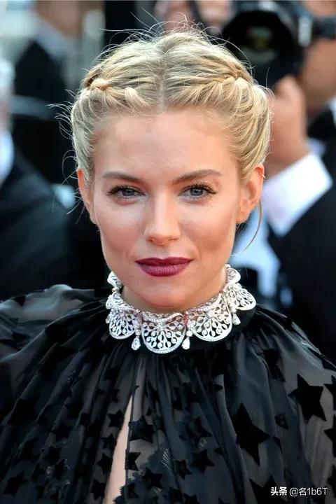 欧美明星们的辫子造型,适合2022年的夏天