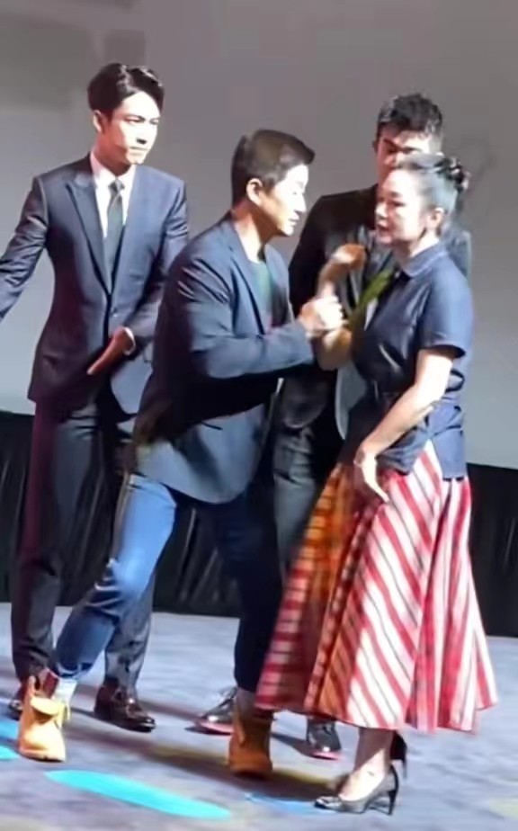 离开修图的陈红，穿半裙外扎腰暴露奶奶身材，气场很强但脸却老了