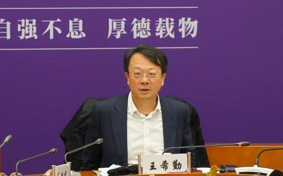 清华大学换帅，新校长上任却引起了很多网友的质疑，不是院士？