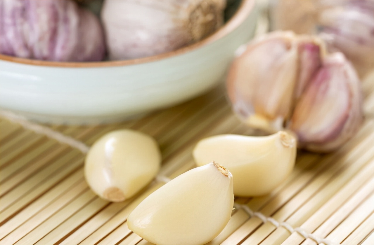 “生吃大蒜”真的可以防治癌症吗？医生说出实情，不妨了解下