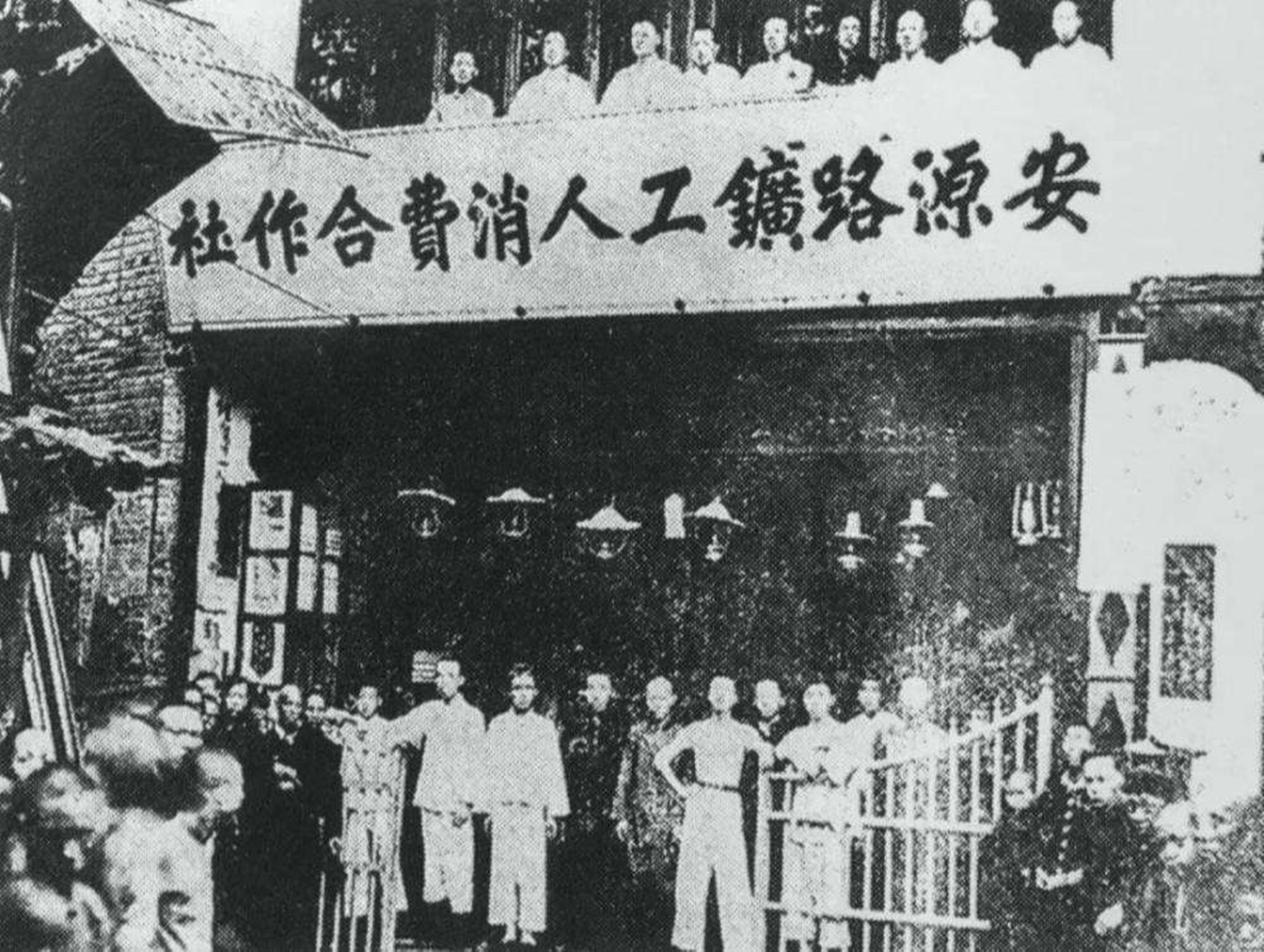 1950年杨得志回家探亲，姐姐拿着照片说：这要让坏人看见就死定了