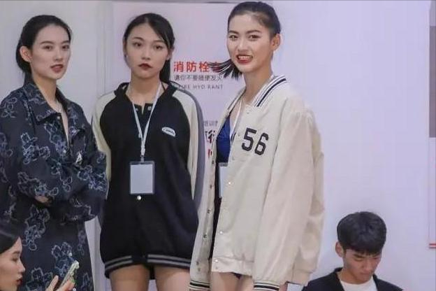 百位女学生参加模特大赛，清一色比基尼秀身材，高校操作令人迷惑