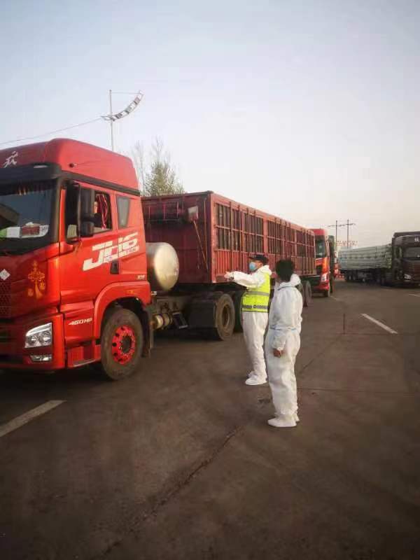 民警心系滞留司机 送饭情暖抗疫一线