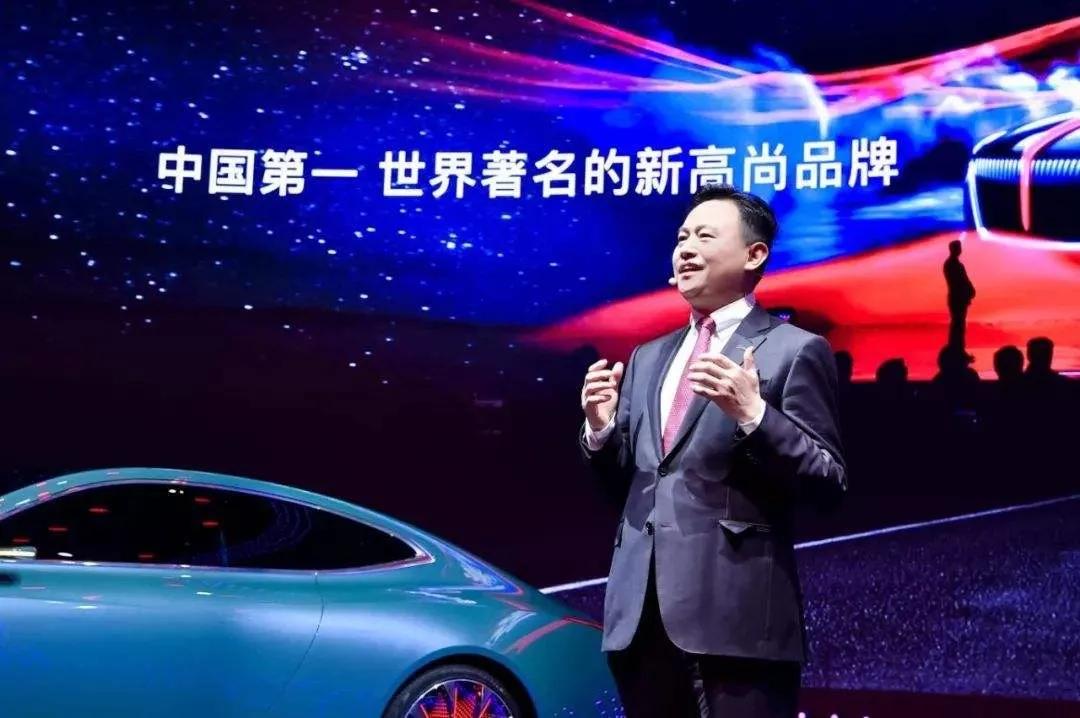 徐留平慢慢地举起了“红旗”。