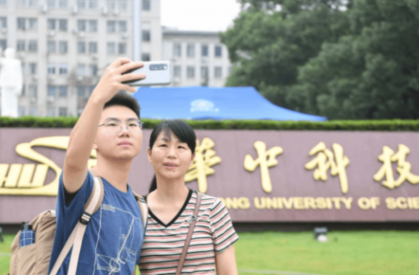 国内“超豪华”的985大学，光食堂就有37个，考上的学生有福了