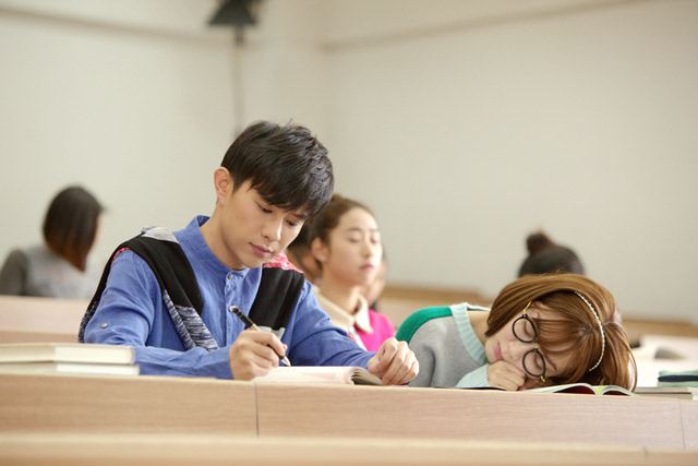 现实中的普信男？女大学生在自习室，收到对面男生的“小纸条”