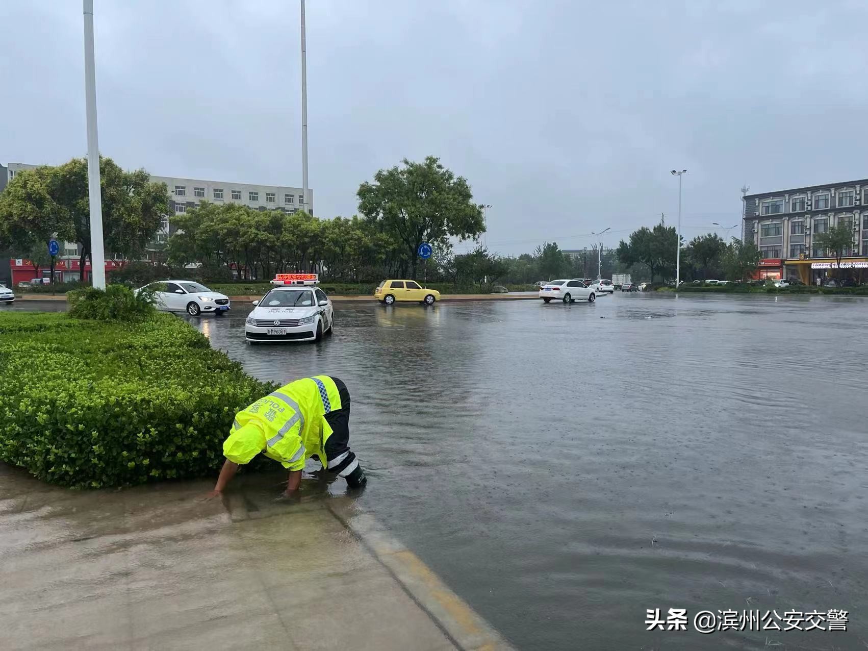 从黑夜到黎明 滨州交警严防死守应对暴雨恶劣天气