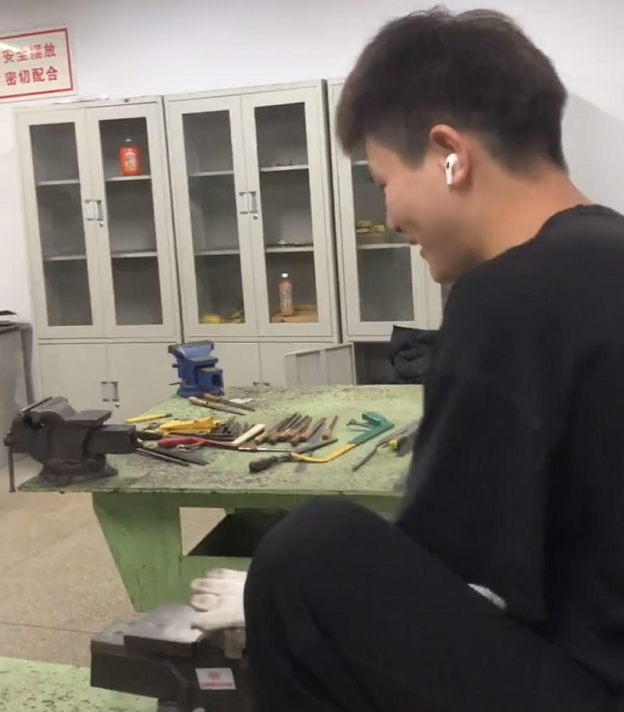 湖北一高校火了，学生上课教室像“车间”，网友纷纷回忆大学时代