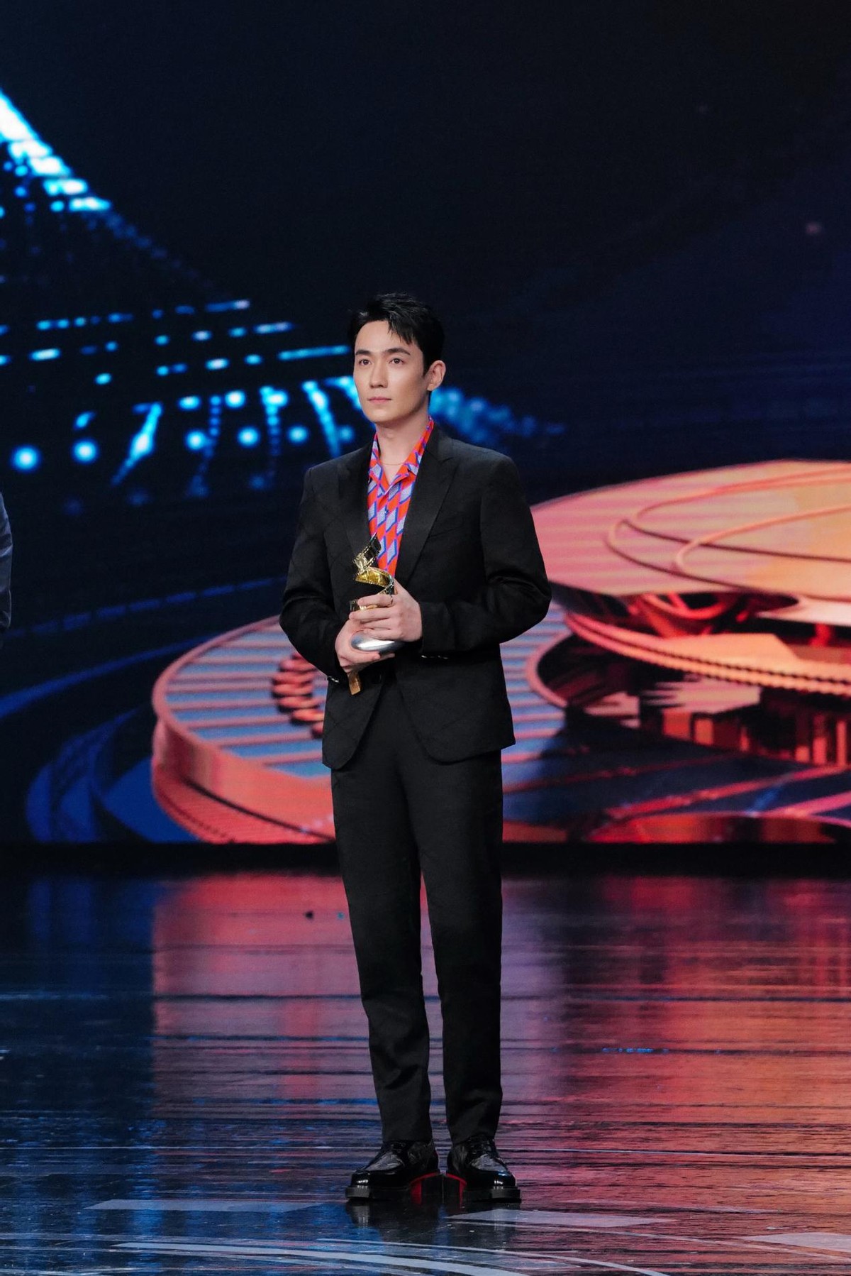 正装职业照男(朱一龙获"最佳男主角",演技气质双在线,身穿西装造型