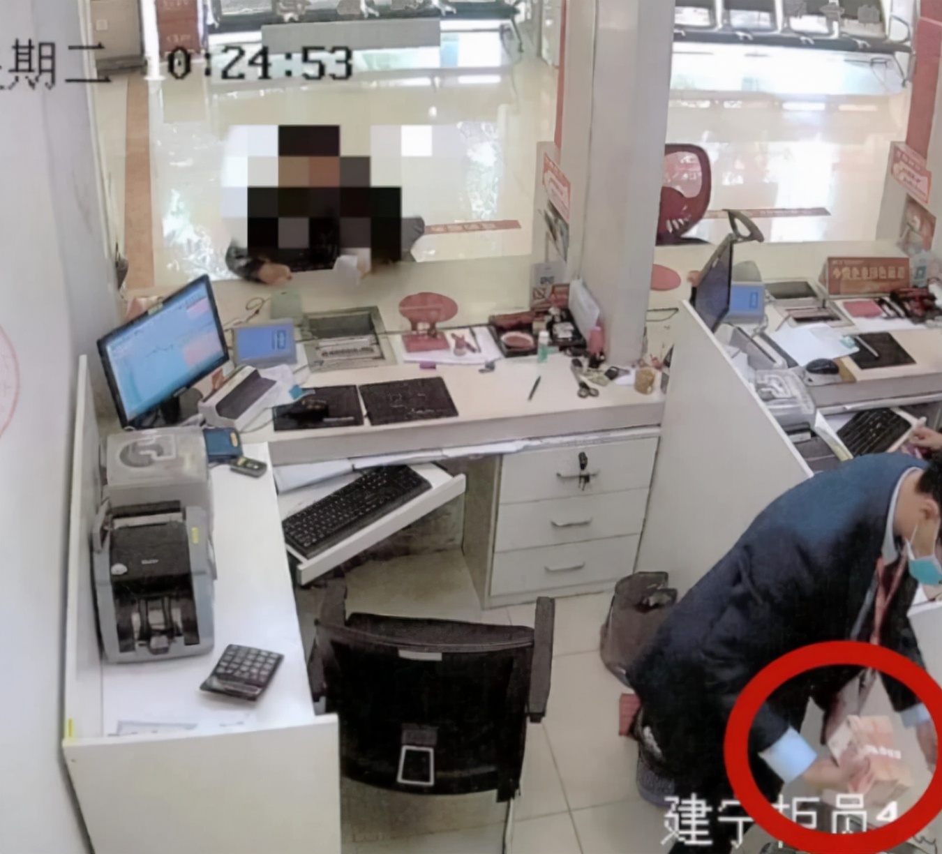 2020年，福建男子取钱被银行多给1万，拒绝返还称：离柜概不负责