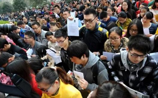 官方回应易烊千玺等人考编事件，招聘完全符合流程，为何引起众怒