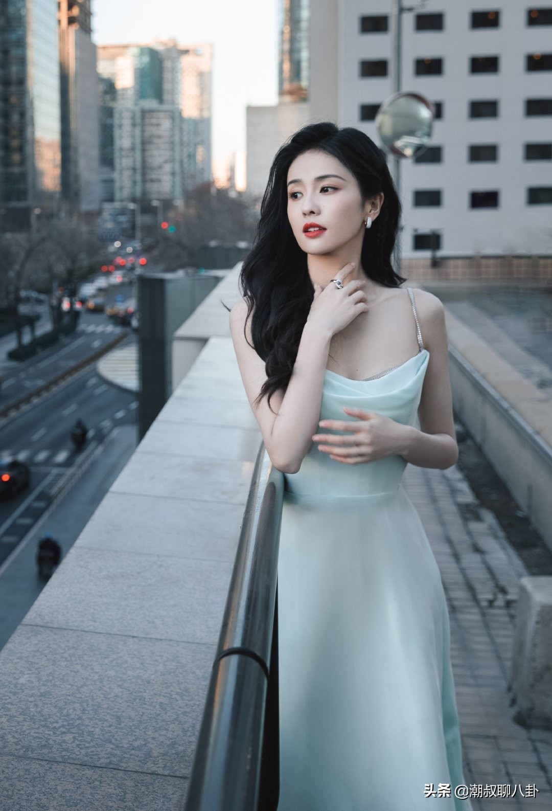 清纯可爱一面的白鹿，蓝色长裙太美了