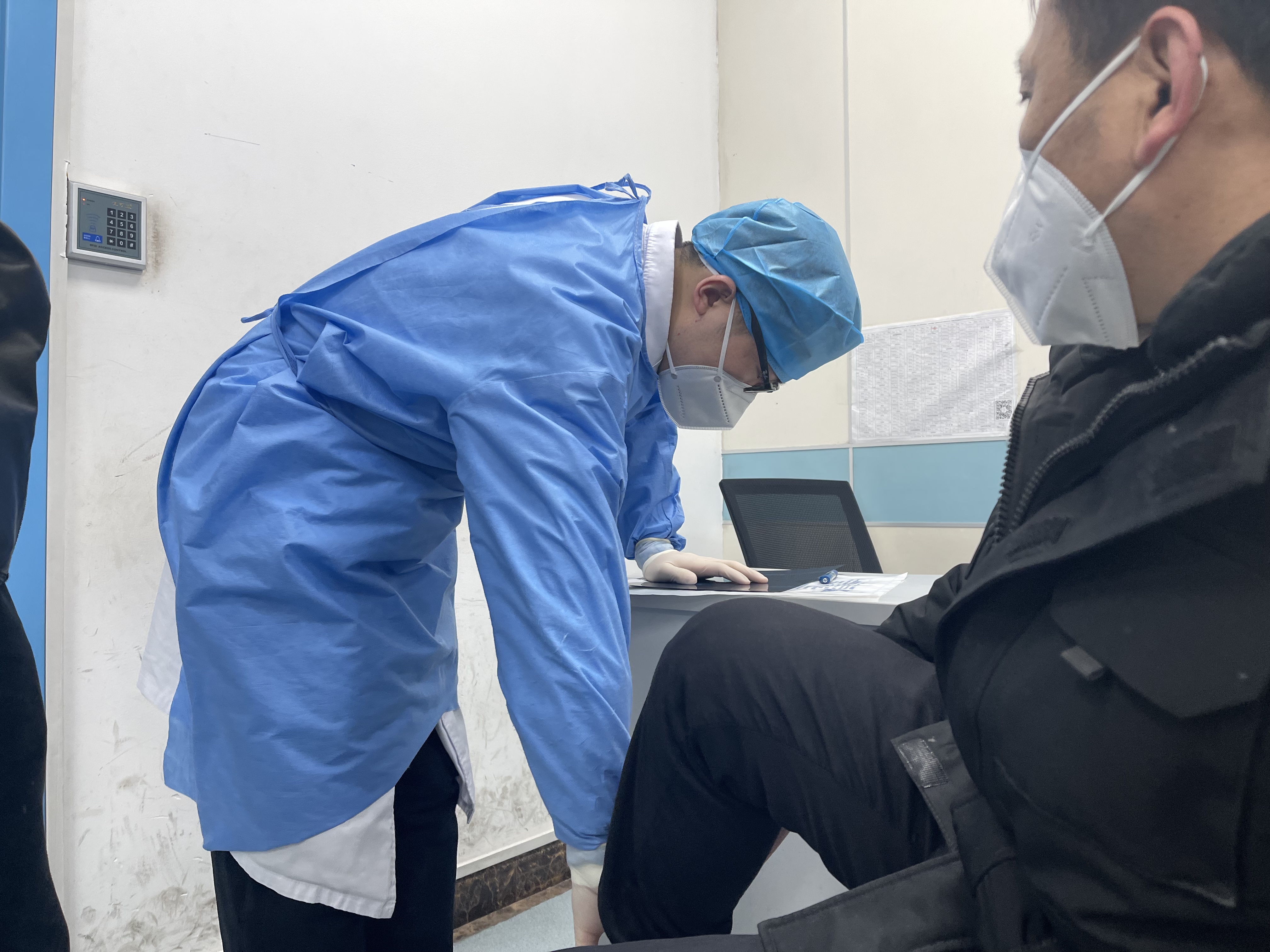 雪天摔伤患者增多 西安市红会医院专家提醒：要小心 也要“会摔跤”