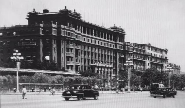 1973年，正在扩建的北京饭店危及中南海，多亏汪东兴及时发现不对