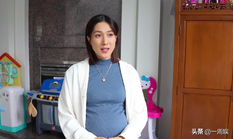 钟嘉欣三胎孕肚越来越大，抛硬币测试宝宝性别，内心想法曝光