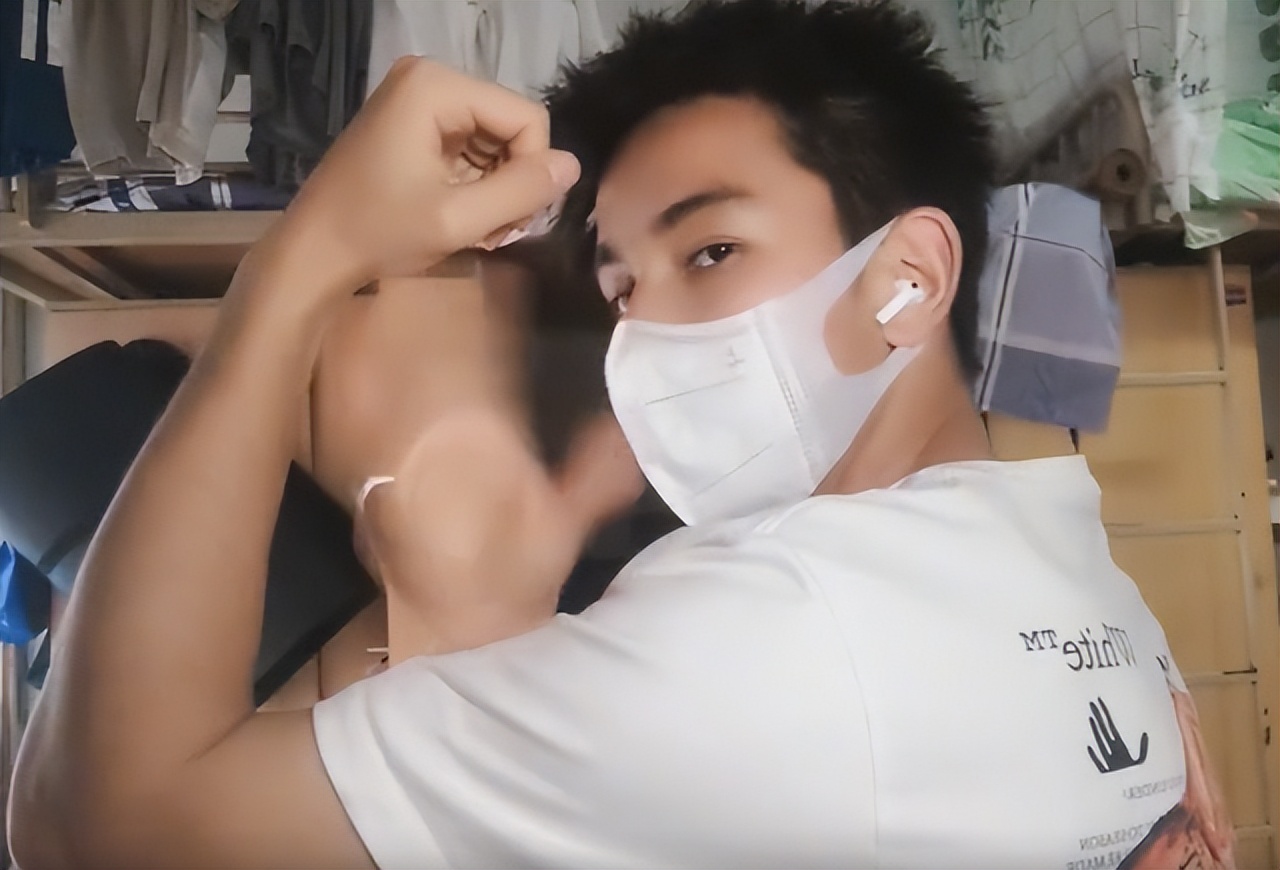 武汉大学帅哥学霸“火了”，宿舍惊艳变身，引众多女网友关注