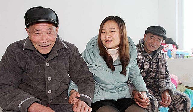 安徽光棍兄弟收养弃婴，给拖拉机装土赚奶粉钱，34年后女婴成教师