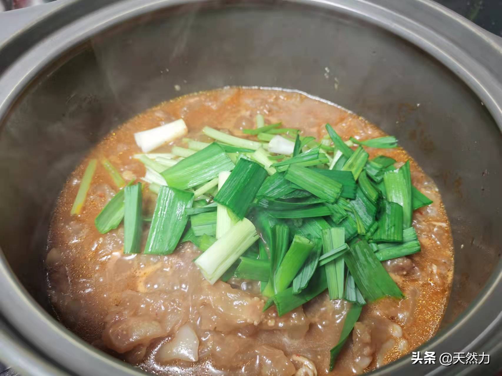 牛蹄筋要怎么做才软烂入味，教你家常做法，一口下去全是胶原蛋白