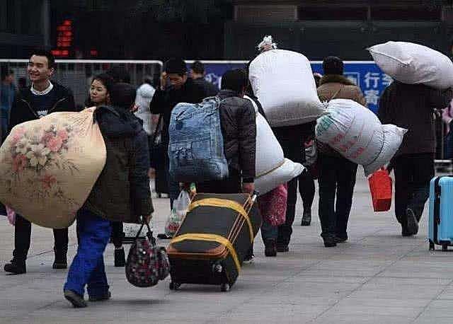 安徽光棍兄弟收养弃婴，给拖拉机装土赚奶粉钱，34年后女婴成教师