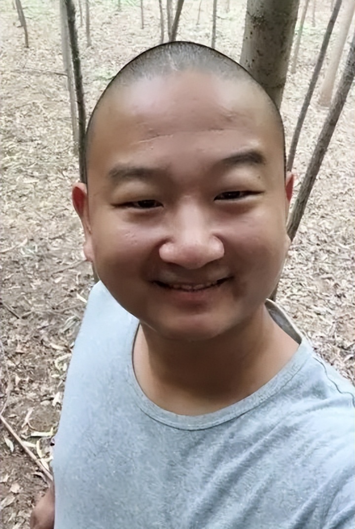 吃个桃桃后继有人，王甜心凭矫揉造作出圈，真实身份是985高材生