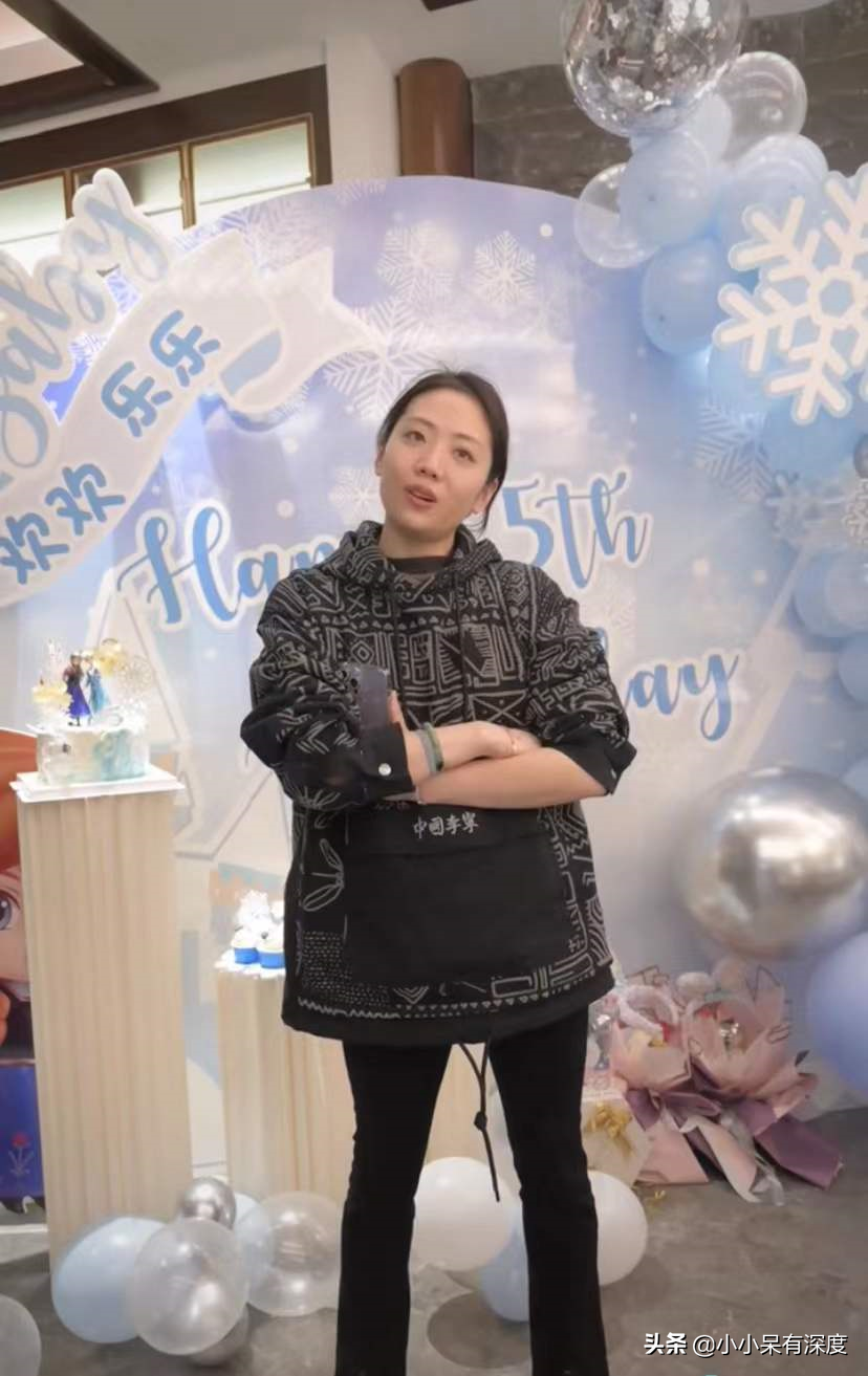 杨威晒照片，哇，小萌娃长成帅哥了！杨阳洋对双胞胎妹妹，特别好