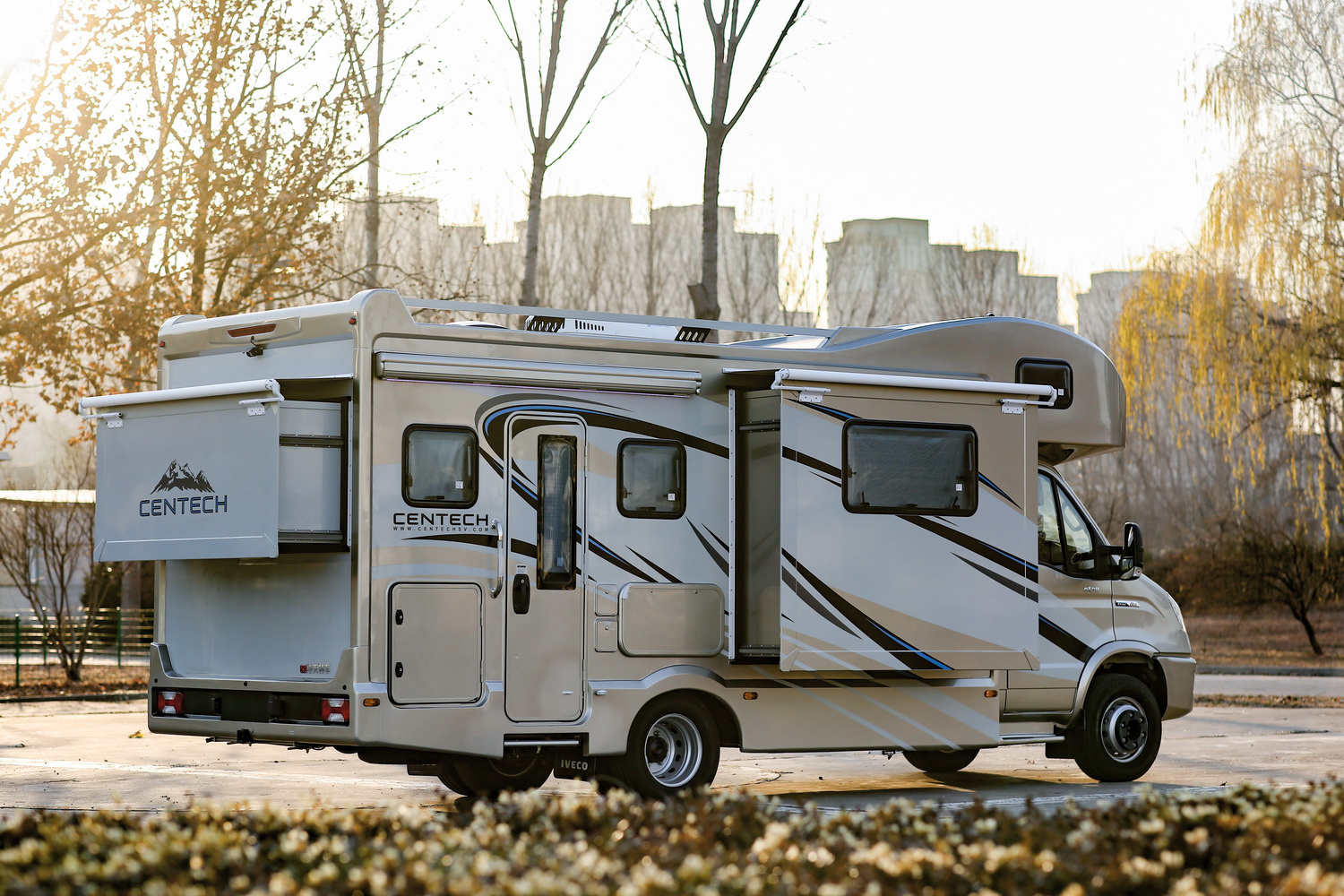 经典再现!中天房车发布领航者驭风系列三拓展房车,真有想象力