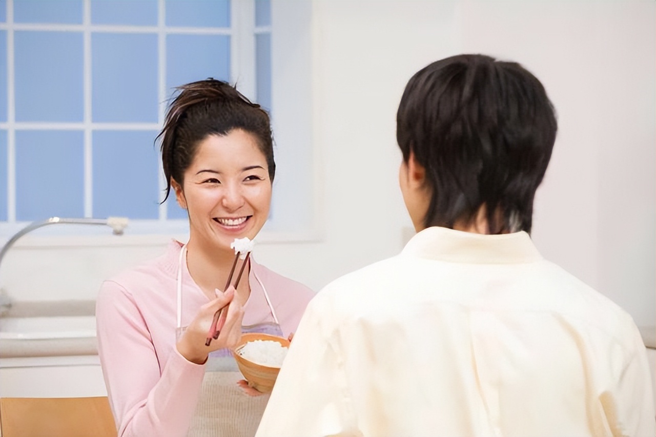 吃饱后，应该坐着、躺着，还是站着？提醒：饭后做5件事或会伤身