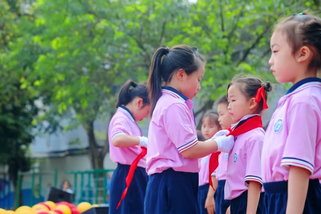 四川天府新区新兴小学举行2022年第一批新队员入队仪式