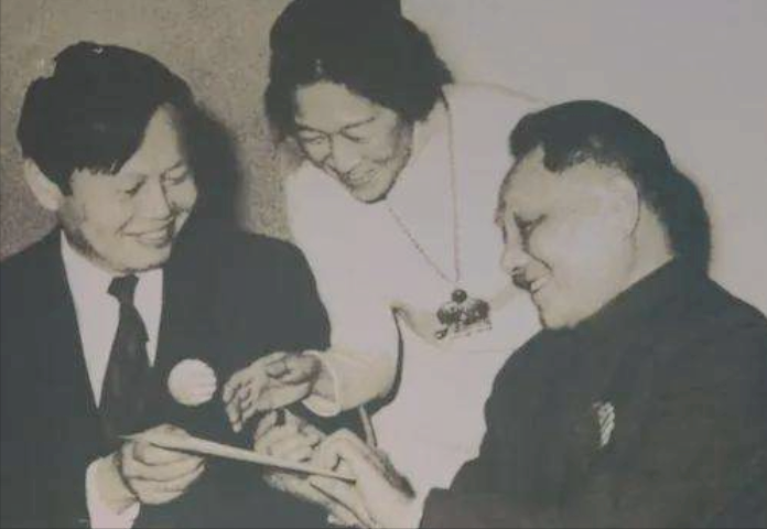1976年毛主席离世，杨振宁远在美国说出12个字，让世界为之动容
