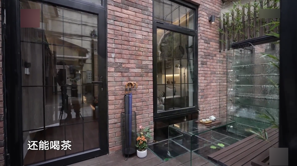 院子再小也要造个水景，鱼池上面架玻璃，人在上面走，鱼在下面游