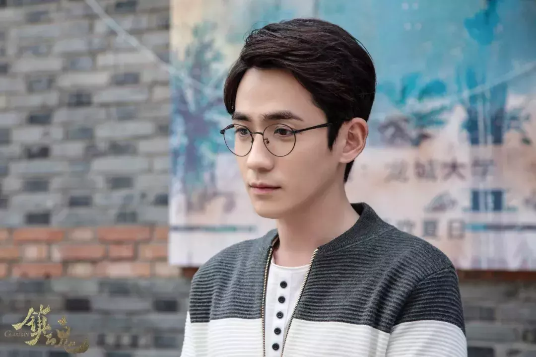 “小公爷”朱一龙，曾跑龙套10年，30岁逆袭成顶流，戏外仍未婚