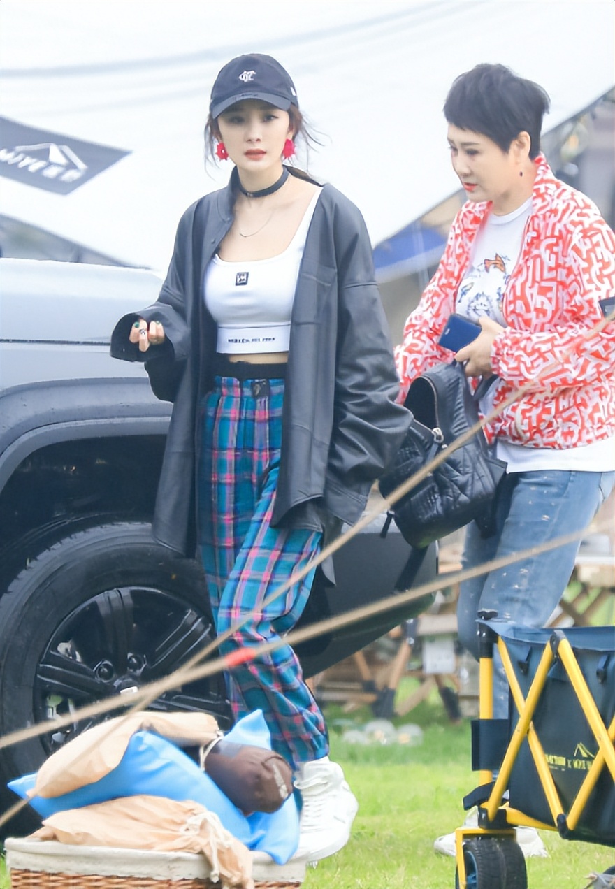 杨幂花儿与少年路透，白色吊带尽显好身材，果然辣妈无疑